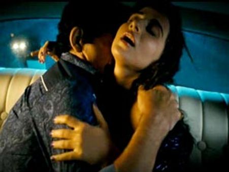 சில்க் பற்றிய பட ட்ரெயிலருக்கு சென்சாரில் வெட்டு!