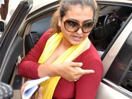 எஸ்பிபி சரண் மீதான பாலியல் புகார்: கமிஷனரிடம் வீடியோ ஆதாரம் கொடுத்தார் சோனா!