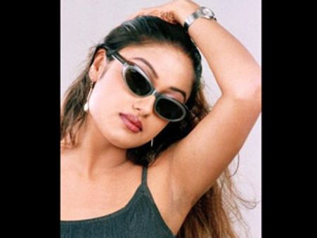 ப்ளீஸ், என்னை செல்வராகவனுடன் இணைத்துப் பேசாதீங்க: சோனியா