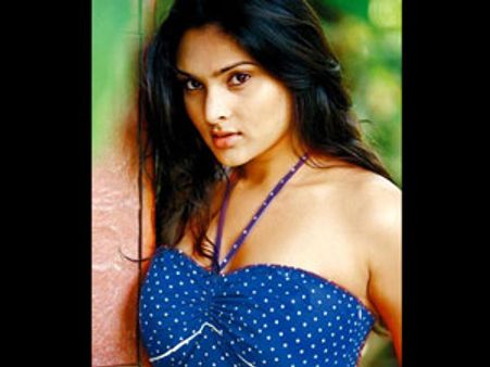 தேர்தல் நடைபெறும் நேரத்தில் பத்திரிக்கையாளர்களைச் சந்தித்தது ஏன்?-'குத்து' ரம்யாவுக்கு நோட்டீஸ்!