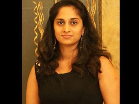 நீச்சல் கற்கும் ஷாலினி!