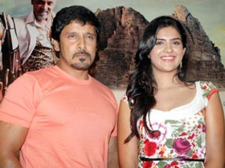 யார் சிறந்த நடிகை? அனுஷ்காவா... தீக்ஷாவா? - விக்ரம் சொன்ன பதில்!