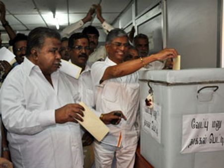 தயாரிப்பாளர் சங்கத் தேர்தல்: எஸ்ஏசி - கேயார் மோதுகிறார்கள்!