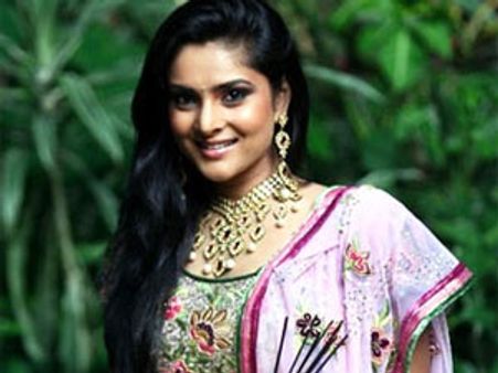 இளைஞர் காங். தலைவர் தேர்தல்: கோஷ்டி பூசலால் 'குத்து' ரம்யா திடீர் விலகல்