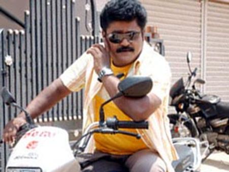 நிஜத்தில் ஹீரோவான கன்னட நடிகர் ஜக்கேஷ்...2 செயின் திருடர்களை விரட்டிப் பிடித்தார்!