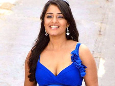 கார்த்தி படத்தில் 'சர்ச்சை' நிகிதா!