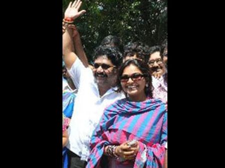 நடிகையுடன் இரண்டாம் திருமணம் - நடிகர் டிங்கு மீது முதல் மனைவி புகார்