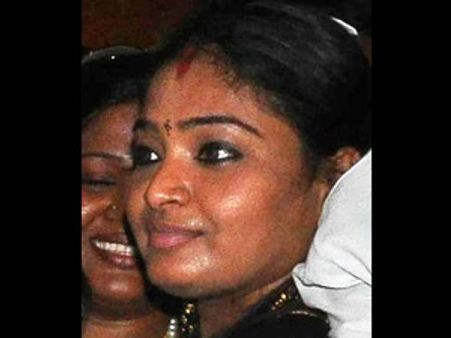 டிங்குவின் மனைவி கொடுத்த புகார் எதிரொலி- டிவி நடிகை கவிதாவுக்கு வலைவீச்சு