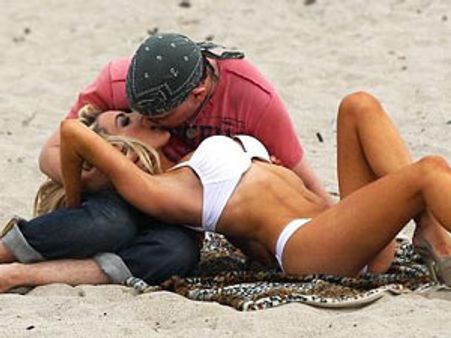 51 வயது நடிகரின் 17 வயது மனைவி- வாய் பிளக்கும் ஹாலிவுட்!