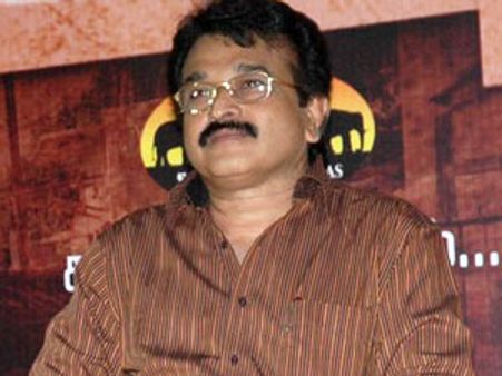 விஜய்யின் தந்தைக்கு கடும் நெருக்கடியை உருவாக்கியுள்ள கேயார் அணி!