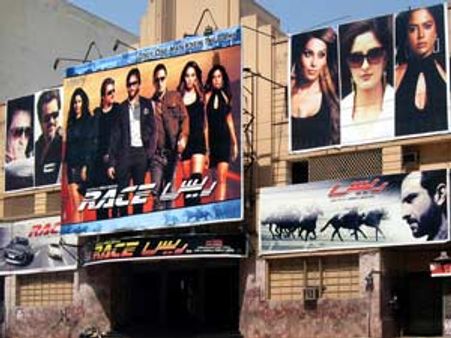 இந்தியப் படங்களை தடை செய்தால்தான் பாக். சினிமா பிழைக்கும்- பாக். நாளிதழ்