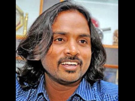 பாட்டெழுத சென்றபோது படகு கவிழ்ந்து கடலில் விழுந்த சினேகன்!