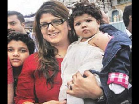 மருமகளுக்கு ரூ. 50 லட்சம் காரை பரிசளித்த ரம்பாவின் அண்ணன்!