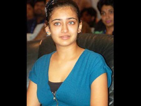 விஸ்வரூபத்தில் தந்தையுடன் இணைந்து துணை இயக்குநராக பணியாற்றும் அகஷரா ஹாசன்