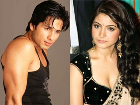 பாலிவுட் பார்ட்டியில் அனுஷ்காவுக்கு 'இச்' கொடுத்து சிக்கிய ஷாஹித்