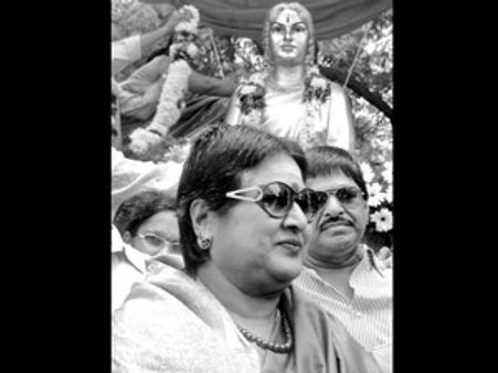 குண்டூரில் நடிகை சாவித்திரிக்கு வெண்கல சிலை!