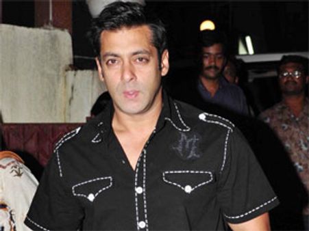 மங்காத்தாவை 'திருட்டு' டிவிடியில் பார்த்து அசந்த சல்மான் கான்!