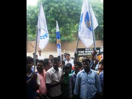 வேலாயுதத்துக்கு பெரிய தியேட்டர் வேணும் - கொடி பிடிக்கும் விஜய் ரசிகர்கள்