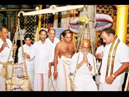 திருப்பதியில் ரஜினி... ஏழுமலையானுக்கு துலாபாரம் செலுத்தினார்!