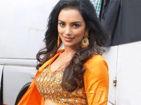 கவர்ச்சி வேலைக்காரியாக ஸ்வேதா மேனன்!