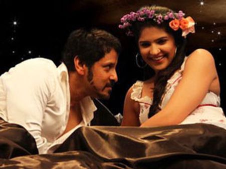 விக்ரம் கனவில் ஸ்ரேயா - ரீமா இத்தாலியில் குத்தாட்டம்!