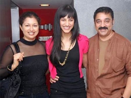 ஏழாம் அறிவில் நன்றாக நடித்திருக்கிறார்! - மகள் ஸ்ருதிக்கு அப்பா கமல் பாராட்டு!!