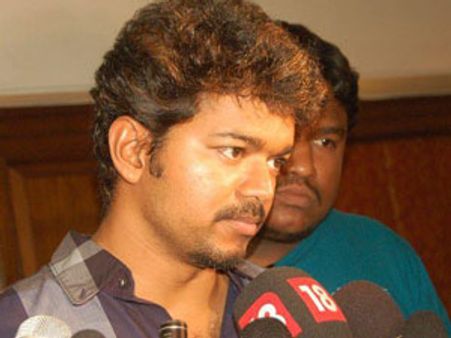 எம்ஜிஆர் - ரஜினி பாணியில் 'வேலாயுதம்'! - விஜய்