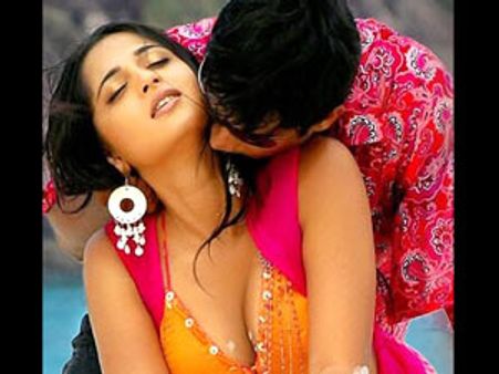 'சென்ட்' போட்டு ஆளைத் தூக்கும் அனுஷ்கா