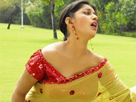 'ப்ராப்பர்ட்டி' சேர்ப்பதில் மீரா ஜாஸ்மின் கெட்டி!