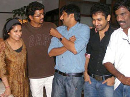 விஜய் வீட்டில் கொண்டாட்டம்... வேலாயுதம் குழுவினருக்கு விருந்து!