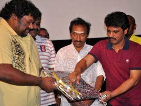 தமிழ் தெரியாத நடிகைகள், செலவு வைக்கும் இசையமைப்பாளர்கள் - சேரன் தாக்கு