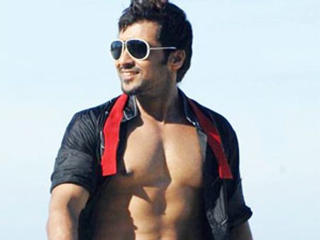 செல்ல மகள் தியாவுக்காக காரி்ல் இருந்து பைக்கிற்கு தாவிய சூர்யா