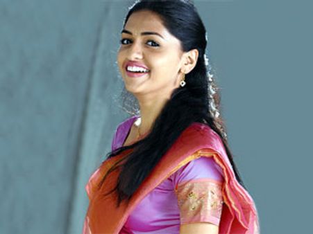 சுனேனாவுக்கு பாவாடை, தாவணியால் வந்த பிரச்சனை