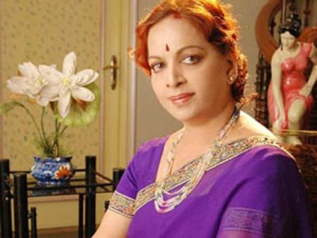 சினிமாவில் பிரகாஷ் ராஜ் உயிர் பிழைப்பது போல ராஜசெகர ரெட்டி வர வேண்டும்-விஜய நிர்மலா