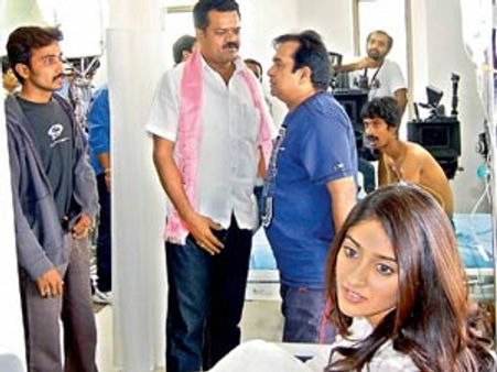 இலியானாவையும் விரட்டியடித்த தெலுங்கானா போராட்டக் குழு!