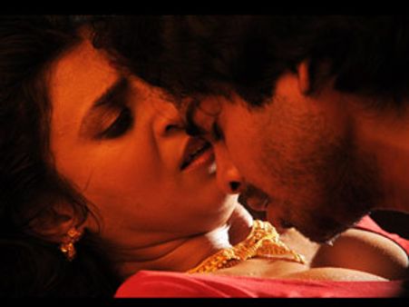 தன்னைவிட சின்னவயசு பையனுடன் கஸ்தூரியின் ரொமான்ஸ்!