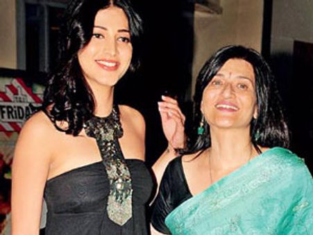 இஷ்டப்படி வாழட்டும் - ஸ்ருதியின் அம்மா சரிகா