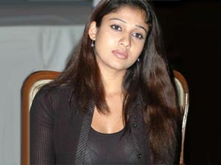 ட்விட்டர், பேஸ்புக்கில் போலி கணக்கு: சைபர் கிரைம் போலீசில் நயன்தாரா புகார்!