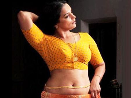 என் கணவரின் அனுமதியுடனேயே கவர்ச்சிகரமாக நடிக்கிறேன்- ஸ்வேதா மேனன்