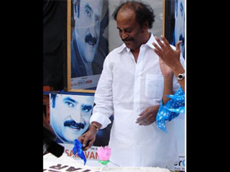 குடும்பத்தினருடன் பிறந்த நாள் கொண்டாடிய சூப்பர் ஸ்டார்... காலையில் ரசிகர்களுக்கு இனிப்பு வழங்கினார்