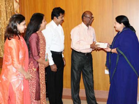 சர்வதேச திரைப்பட விழா நடத்த ரூ.25 லட்சம்-ஜெயலலிதா வழங்கினார்