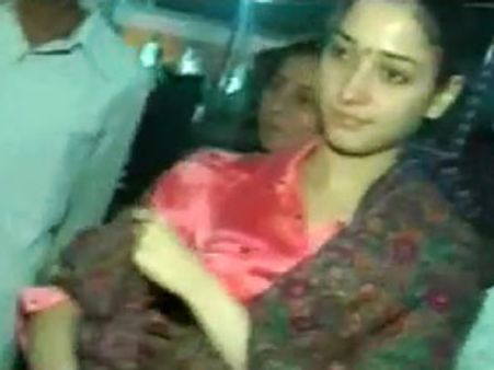 ஜீன்ஸ் - டி சர்டில் கவர்ச்சியாக திருமலைக்கு வந்து சாமி கும்பிடுவதா? - தமன்னாவுக்கு கண்டனம்