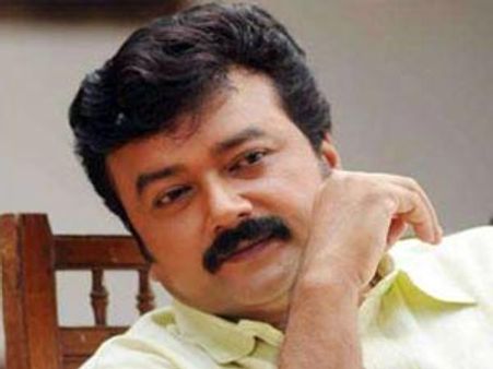 முல்லைப் பெரியாறு குறித்த கேள்விக்கு நிருபர் காலில் விழுந்த ஜெயராம்!