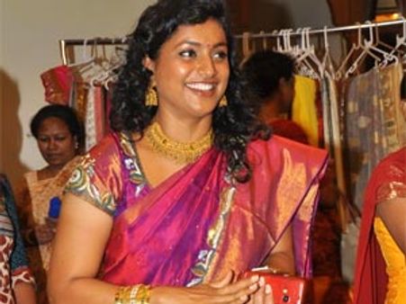 ஓடும் ரயிலில் நடிகை ரோஜாவிடம் கைவரிசை: பல லட்சம் ரூபாய் வைர நகைகள் கொள்ளை!