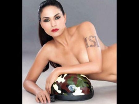 நான் பாக். போகவில்லை, மும்பையில்தான் இருக்கிறேன்- வீணா மாலிக்