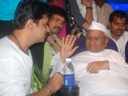 சென்னையில் ஹஸாரே: சந்தித்த அர்ஜூன்... வராத விஜய்!!