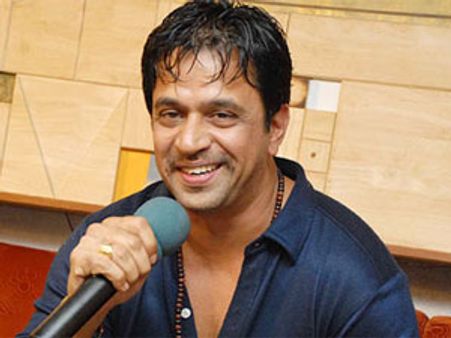 28 அடி உயர ஆஞ்சநேயர் சிலை: உலகிலேயே பெரிய ஆஞ்சநேயர் கோவில் கட்டும் அர்ஜூன்!