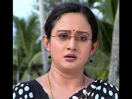 கார் மோதி பைக்கில் வந்தவர் பலி - பிரபல மலையாள நடிகை கைது!