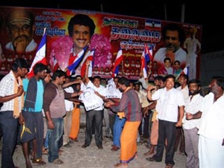 ஈவிகேஎஸ் இளங்கோவன் உருவப் பொம்மை எரித்த ரஜினி ரசிகர்கள்!