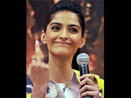 பத்திரிக்கையாளர்களிடம் நடுவிரலைக் காட்டிய சோனம் கபூர்!